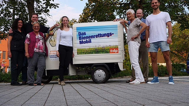 Bienenrettungsmobil (Foto privat). Von links nach rechts: Petra und Jörg Rappold, Frau Lettenmayer, Frau Esau, Herr Knatz und Herr Götzelmann Bienenrettungsmobil (Foto privat). Von links nach rechts: Petra und Jörg Rappold, Frau Lettenmayer, Frau Esau, Herr Knatz und Herr Götzelmann