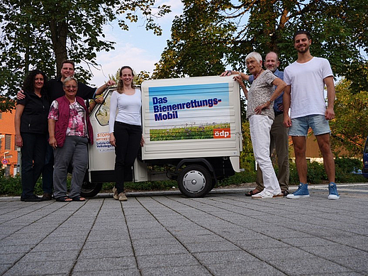 Bienenrettungsmobil (Foto privat). Von links nach rechts: Petra und Jörg Rappold, Frau Lettenmayer, Frau Esau, Herr Knatz und Herr Götzelmann