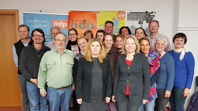 Kandidaten der ÖDP für den Kreistag 2020: In der ersten Reihe von links: Karin Schuster und Jolanta Wrobel. Kandidaten der ÖDP für den Kreistag 2020: In der ersten Reihe von links: Karin Schuster und Jolanta Wrobel.
