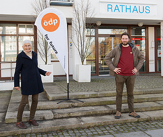 Im ÖDP-Ortsverband Ottobrunn-Neubiberg lernen Jung und Alt voneinander, wie man zukunftsfähige Politik macht. Ortsvorsitzende Ursula Esau mit Vorstandsmitglied Yannick Rouault (v.l.n.r.). (Foto privat.)